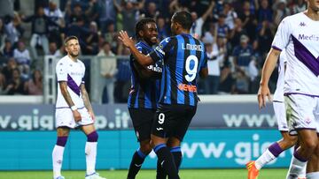 Bergamo (Italy), 02/10/2022.- Atalanta's Ademola Lookman (C-L) celebrates with teammate Luis Muriel (C-R) after scoring the 1-0 lead during the Italian Serie A soccer match between Atalanta BC and ACF Fiorentina in Bergamo, Italy, 02 October 2022. (Italia) EFE/EPA/PAOLO MAGNI
