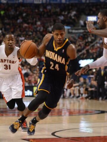 Paul George intenta ir a canasta ante la mirada de Terrence Ross.