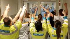 El emotivo 'You'll Never Walk Alone' de este equipo de médicos