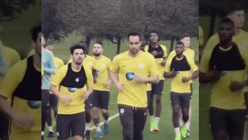 El ánimo de Claudio Bravo en la última práctica del City