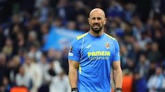 Villarreal's Spanish goalkeeper #01 Pepe Reina reacts during the UEFA Europa League round of 16 first-leg football match between Olympique de Marseille and Villareal CF at the Velodrome Stadium in Marseille, souteastern France, on March 7, 2024. (Photo by CLEMENT MAHOUDEAU / AFP)