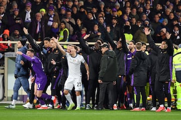 Edoardo Bove, de la Fiorentina, se desplomó al suelo durante el partido entre Fiorentina e Inter