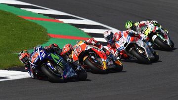 Movistar Yamaha MotoGP&#039;s Spanish rider Maverick Vinales, Repsol Honda Team&#039;s Spanish rider Marc Marquez, Ducati Team&#039;s Italian rider Andrea Dovizioso and LCR Honda&#039;s British rider Cal Crutchlow round Becketts during the MotoGP race of the British Grand Prix at Silverstone circuit in Northamptonshire, southern England, on August 27, 2017. / AFP PHOTO / Oli SCARFF