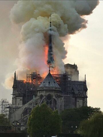 Devastador incendio de la catedral de Notre Dame, uno de los monumentos m¨¢s emblem¨¢ticos de Par¨ªs.