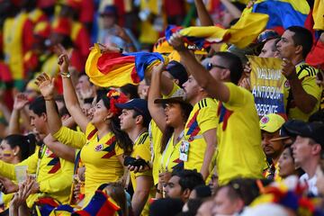 Los aficionados ven el gol de Yerry Mina que les lleva a la victoria.