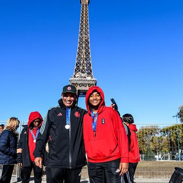 Las subcampeonas del Mundial Femenino Sub 17 de la India pasaron por la Torre Eiffel en París antes de su regreso a Colombia.