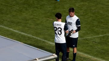 Tote le cede las botas y el brazalete a Andrej Delibasic.