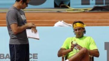 <b>FISIOTERAPIA. </b>Nadal, junto a Rafa Maymó, el fisioterapeuta que le acompaña y debe recuperarle.