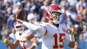 El quarterback de los Kansas City Chiefs recibió un golpe violento en la cabeza durante el cuarto periodo del partido contra Tennessee Titans.