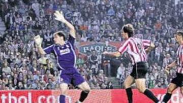 <b>DE CABEZA. </b>Llorente superó a Casillas con un remate de cabeza tras un buen servicio de Fran Yeste.