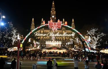Frente al majestuoso Ayuntamiento, este mercado ofrece pista de hielo y glühwein. La decoración imperial y los coros navideños crean un ambiente mágico. Cada año se instalan más de 150 puestos con artesanía y dulces vieneses.