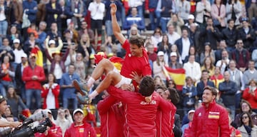 David Ferrer es manteado por sus compañeros.