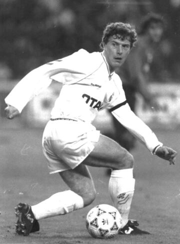 El delantero llegó a las categorías inferiores del Real Madrid cuando era un niño. En 1980 debutó con el 'C', y tras tres temporadas en el Castilla dio el salto al primer equipo. Jugó un total de doce temporadas en las que ganó seis Ligas y dos Copas de la UEFA entre otros títulos. Disputó 463 partidos en los que marcó 171 goles. Formó parte de la mítica 'Quinta del Buitre'.