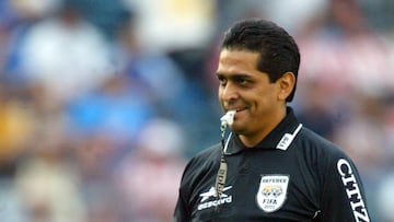 FUTBOL MEXICANO CLAUSURA 2003
MEXSPORT DIGITAL IMAGE
01 February 2003:  Action  photo of main referee Felipe Ramos Rizo, during week 4 game of the 2003 Torneo de Clausura against Guadalajara. Cruz Azul drew 3-3./Foto de accion del arbitro principal Felipe Ramos Rizo, durante juego de la semana 4 del Torneo de Clausura 2003 en contra de Guadalajara. Cruz Azul empato 3-3. MEXSPORT/DAVID LEAH