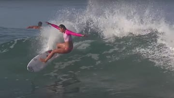 La surfista Luc&iacute;a Marti&ntilde;o surfeando una ola en Santa Teresa (Costa Rica) con un bikini rosa de Deeply. 