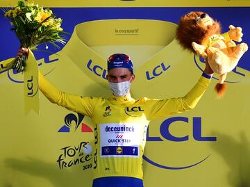  Julian Alaphilippe con el maillot amarillo