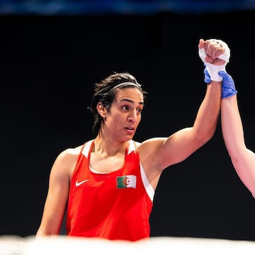 Imane Khelif nació el 2 de mayo de 1999 (25 años) en Tiaret, Argelia. Ha representado a Argelia en los Juegos Olímpicos de Japón 2020 y en los actuales de París 2024. También representó a su país en el Campeonato Mundial de Boxeo Femenino AIBA 2019, en el Campeonato Mundial de Boxeo Femenino IBA 2022 y, fue descalificada antes de su pelea por el oro en el Campeonato Mundial de Boxeo Femenino IBA 2023 por altos niveles de testosterona. 