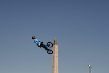El argentino Jos¨¦ Torres Gil particip¨® en los Juegos en la modalidad de estilo libre de BMX. La sede de esta competici¨®n estaba en la plaza de la Concordia, donde se encuentra el obelisco de Luxor, que parece estar siendo el punto de apoyo del freestyler argentino argentino.