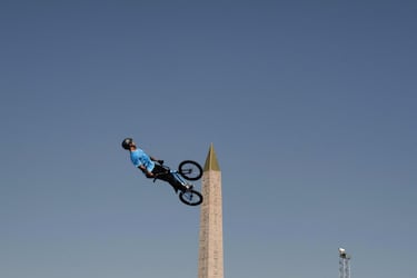 El argentino José Torres Gil participó en los Juegos en la modalidad de estilo libre de BMX. La sede de esta competición estaba en la plaza de la Concordia, donde se encuentra el obelisco de Luxor, que parece estar siendo el punto de apoyo del freestyler argentino argentino.