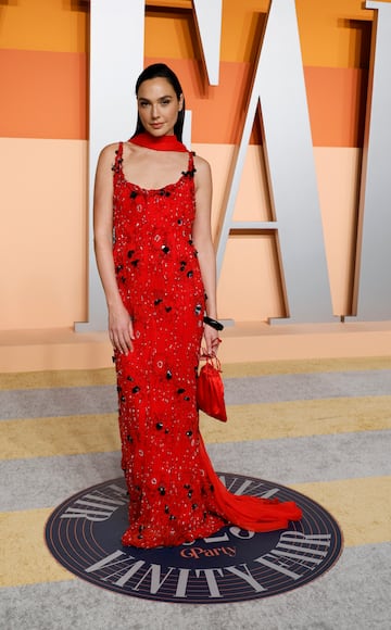 Gal Gadot posa en la alfombra roja de la de la fiesta de los Oscar 2025 de Vanity Fair celebrada en Beverly Hills.