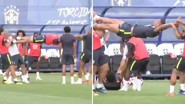 Brasil y la curiosa técnica del estiramiento definitivo: la cara de Danilo lo dice todo