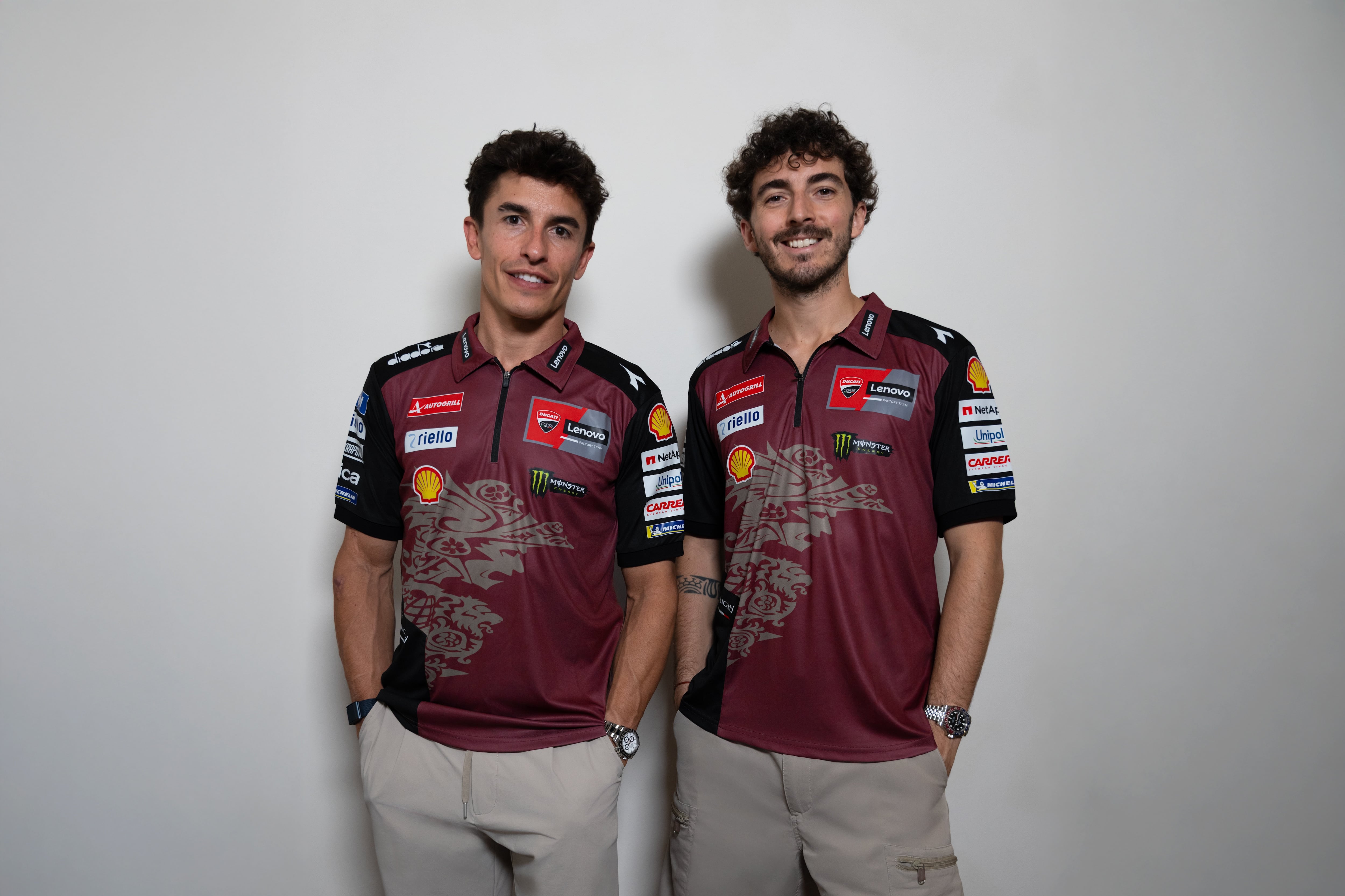 Marc Márquez y Pecco Bagnaia posan con el diseño especial que Ducati ha preparado para este GP de Italia.