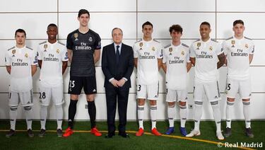 El Madrid cuelga 20 imágenes de la foto oficial con Solari e Isco sólo sale en la de grupo