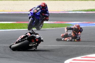 Caída del piloto español de Red Bull KTM Tech3, Maverick Viñales, en la vuelta cinco del Gran Premio de San Marino.