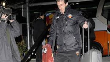 <b>ABRIGADO. </b>El Valencia llegó ayer a Madrid ya por la noche y lo hizo con su técnico, Emery, a la cabeza.