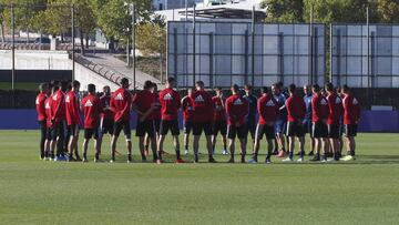 Entrenanmiento del Real Valladolid antes del partido contra el Atlético de Madrid.
Sergio Gonzalez, entrenador del Real valladoid, dirigiéndose a sus jugadores