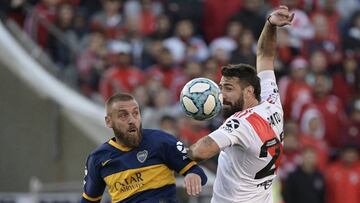 Boca Juniors' Italian midfielder Daniele De Rossi (L) vies for the ball with River Plate's forward Lucas Pratto during their Argentine Superliga first division football match at the "Monumental" stadium in Buenos Aires, Argentina, on September 1, 2019. (Photo by JUAN MABROMATA / AFP)