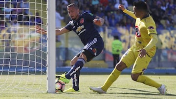 Futbol, Universidad de Concepcion vs Universidad de Chile.
El jugador de Universidad de Chile, Sebastian Ubilla, izquierda, marca su gol contra Universidad de Concepcion durante el partido de primera division disputado en el estadio Bicentenario Ester Ro