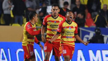 Edison Flores (R) of Morelia celebrates his goal against Leon during their Mexican Apertura 2019 tournament quarter final first leg football match at Morelos stadium in Morelia, Michoacan state, Mexico on November 27, 2019. (Photo by VICTOR CRUZ / AFP)