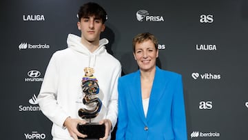 Lucas Langarita y Elisa Aguilar, con el premio AS.