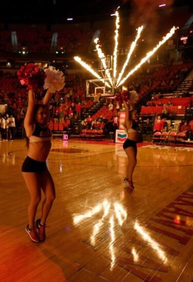 Espectáculo pirotécnico en la actuación de las cheerleaders del equipo universitario de Las Vegas (UNLV Rebels) en el Thomas & Mack Center.