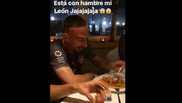 La broma de Vidal a Ribery en cena del Bayern Munich