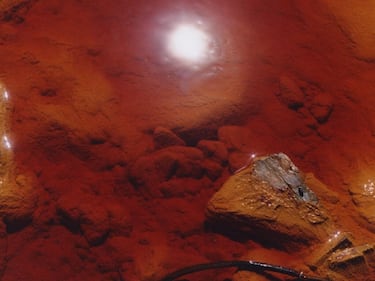 Places in the world that seem straight out of science fiction books: from “rivers of blood” to the “gates of hell”