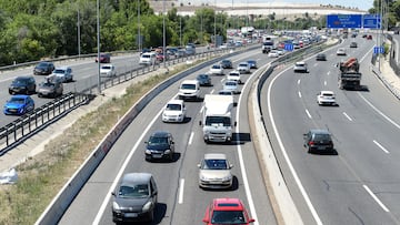 Decenas de vehículos en la autovía A-3, en la operación salida de la segunda quincena de julio, a 14 de julio de 2023, en Madrid (España). La DGT prevé 95 millones de desplazamientos de largo recorrido por carretera para este verano, un 1,75% más que los movimientos reales que se registraron el verano pasado y que, ya entonces, superaron a los contabilizados en el verano de 2019. Por meses, espera 45,6 millones de desplazamientos en julio y 49,3 millones en agosto. Para atender al mayor número de personas que comienzan las vacaciones en fin de semana, y que optan por el vehículo como medio de transporte, la DGT ha establecido dispositivos especiales de regulación y control del tráfico durante todos los fines de semana del periodo estival, intensificándolos durante los primeros fines de semana de cada mes y dando lugar a las llamadas operaciones salida o regreso.
14 JULIO 2023;SEGUNDA QUINCENA DE JULIO;JULIO;VERANO;VACACIONES;OPERACIÓN SALIDA
Gustavo Valiente / Europa Press
14/07/2023