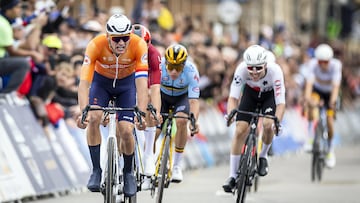 Zurich (Switzerland Schweiz Suisse), 29/09/2024.- Mathieu van der Poel of Netherlands (L) finishes in third place in the Men Elite Road Race at the 2024 UCI Road and Para-cycling Road World Championships in Zurich, Switzerland, 29 September 2024. (Ciclismo, Países Bajos; Holanda, Suiza) EFE/EPA/MICHAEL BUHOLZER