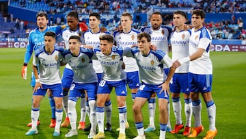 El once inicial del Zaragoza frente a Las Palmas: Cristian Álvarez, Jair, Jaume, Nieto, Bebé, Lluís López y Azón, en la fila de arriba, y Bermejo, Fran Gámez, Giuliano y Francho, en la de abajo.