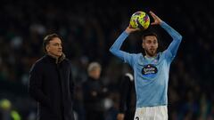 Óscar Mingueza se dispone a sacar de banda, delante de su entrenador Carlos Carvalhal, durante el partido entre el Betis y el Celta.