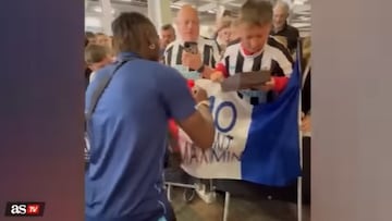 Hincha va por un autógrafo y Saint-Maximin le da un Rolex