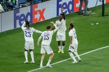 
Real Madrid se corona campeón de la UEFA Champions League tras vencer 0-1 al Liverpool en el Stade de France. Vinicius Junior fue el responsable de la anotación del conjunto español que alcanza 14 títulos en la competencia.