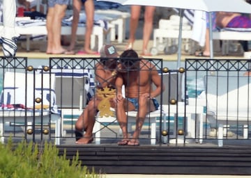 La bella pareja se casó por sorpresa el pasado mes de mayo en una ceremonia íntima. El jugador del Chelsea aprovecha los últimos días de vacaciones para disfrutar de la Costa Azul en Antibes antes de incorporarse de nuevo al trabajo. 