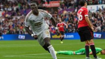 El delantero francés Bafetimbi Gomis celebrando su gol ante los Red Devils, el cual le dio el triunfo al Swansea en el cierre de la fecha 4 en Inglaterra.