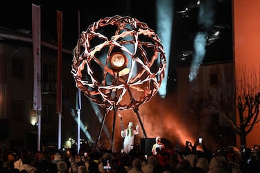La italiana Sofia Goggia, portadora de la antorcha, enciende el pebetero durante la ceremonia inaugural de los Juegos Olímpicos de Invierno.