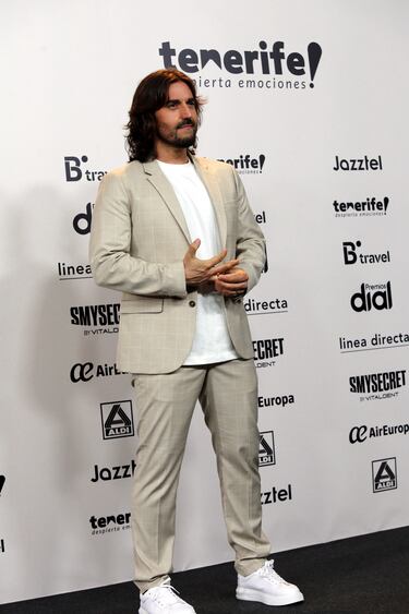 Andrés Suárez a su llegada a la alfombra verde de los Premios Dial 2023.