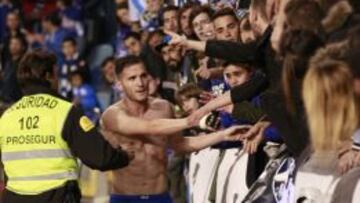 Lucas Pérez, saludando a los aficionados