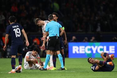 Achraf Akimi, dolorido y entre lágrimas, tras la entrada de Luis Díaz.