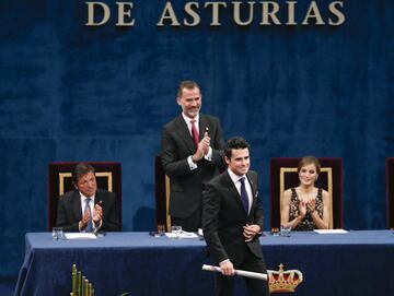 En la foto, el triatleta gallego Javier Gómez Noya recibe de manos del rey Felipe VI el Premio Princesa de Asturias de los Deportes en 2016. 